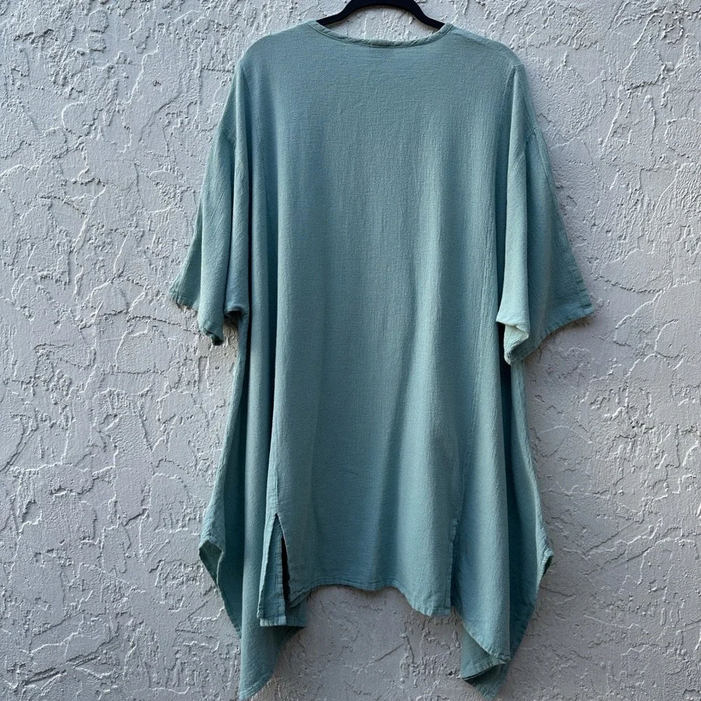 Oh My GauzeWomen 1X Seafoam Green Cotton Gauze Sharkbite Hem V-Neck Tunic Top_4